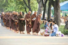 พท+สมณะบิณฑ์ที่งานชุมนุม (104).JPG