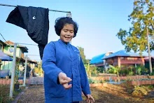 680608 สมุนพระรามเก็บเมล็ดพันธุ์ดอกไม้กินได้ที่สวน ไปขนดินปลูก 44.jpg