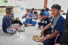680703 เด็กสมุนพระรามนั่งรถไฟไปปฐมอโศก ร่วมงาน ๙๐ ปี ลุงจำลอง 19.jpeg
