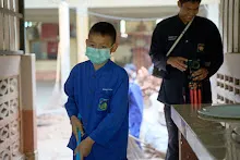 680331 สมุนพระรามทำงานวันบวร ขัดห้องน้ำ กวาดใบไม้อาคารอาชีวะ 49.jpg