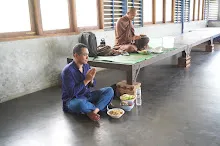 680706 เด็กสมุนพระรามไปเนินพอกิน ร่วมงาน ๙๐ ปี ลุงจำลอง ไปสะพานรถไฟสายมรณะ วัดถ้ำเสือ จามจุรีย์ยักษ์ 25.jpeg