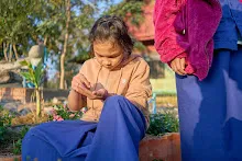 680608 สมุนพระรามเก็บเมล็ดพันธุ์ดอกไม้กินได้ที่สวน ไปขนดินปลูก 70.jpg