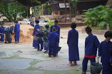 680602 สมุนพระราม และ สสธ.ขนทรายและปรับพื้นที่หน้าเฮือนศูนย์สูญ 4.JPG