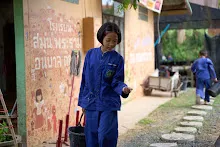 680224 วันบวร สมุนพระรามทำแปลงคอสมอส ข้างสนามเด็กเล่น 1.jpg