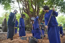 680602 สมุนพระราม และ สสธ.ขนทรายและปรับพื้นที่หน้าเฮือนศูนย์สูญ 96.JPG