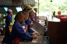 671124 สมุนพระราม ทำสลัดโรลแจก ที่โรงครัวกลาง 173.jpg