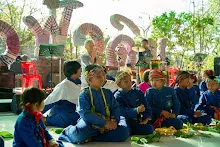 671230 สมุนพระรามแสดงร้องเพลง พิธีเปิดงานเพื่อฟ้าดิน คนมาดูงาน ทำ5ส ทำสวนบ่าย 185.jpg