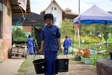 680224 วันบวร สมุนพระรามทำแปลงคอสมอส ข้างสนามเด็กเล่น 21.jpg
