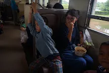 680703 เด็กสมุนพระรามนั่งรถไฟไปปฐมอโศก ร่วมงาน ๙๐ ปี ลุงจำลอง 143.jpeg