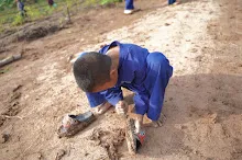 680714 สมุนพระรามร่วมงานวันบวร ถอนหญ้าสวนกตัญญูแผ่นดิน 46.JPG