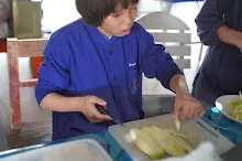 680609 เด็กสมุนพระราม ทำสลัดโรลขึ้นศาลาฉัน 29.JPG