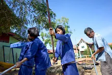 671207 สมุนพระรามทำสวนครอบครัวน่ารัก รดน้ำ เพราะกล้า ถมบ่อ 34.jpg