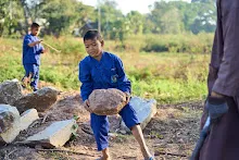 671221 เช้าสมุนพระรามดูแลสวน และขนหินทำน้ำตก บ่ายเล่นเกมกับครูโหน่ง 75.jpg