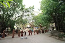 680314 ตักบาตรวันเลี้ยงส่งม.3 ม.6  40.JPG