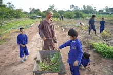 680714 สมุนพระรามร่วมงานวันบวร ถอนหญ้าสวนกตัญญูแผ่นดิน 24.JPG