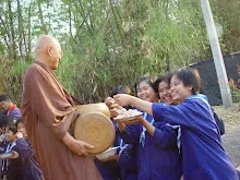 พท+สมณะบิณฑ์ที่งานชุมนุม (56).JPG