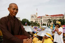 พท+สมณะบิณฑ์ที่งานชุมนุม (32).JPG