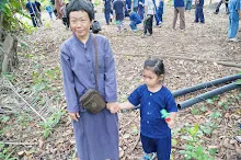 680703 เด็กสมุนพระรามนั่งรถไฟไปปฐมอโศก ร่วมงาน ๙๐ ปี ลุงจำลอง 76.jpeg