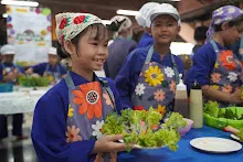 680529 สมุนพระราม สาธิตทำสลัดโรล งานอบรม นร.ขวาวใหญ่วิทยา สุรินทร์ 6.jpeg