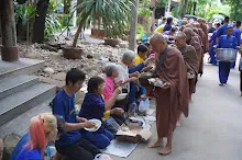 680705 เด็กสมุนพระรามตักบาตรที่ปฐมอโศก ร่วมงาน ๙๐ ปี ลุงจำลอง ไปพระปฐมเจดีย์เย็น 2.jpeg