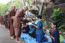 680314 ตักบาตรวันเลี้ยงส่งม.3 ม.6  34.JPG