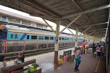 680703 เด็กสมุนพระรามนั่งรถไฟไปปฐมอโศก ร่วมงาน ๙๐ ปี ลุงจำลอง 157.jpeg
