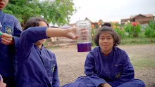680308 สมุนพระราม ทดสอบ pH ของดินด้วยน้ำสะกัดดอกอัญชัน 26.jpg