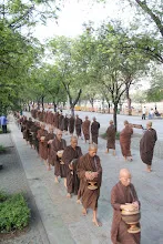 เดินบิณฑ์รอบสนามหลวง (46).JPG