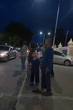 680705 เด็กสมุนพระรามตักบาตรที่ปฐมอโศก ร่วมงาน ๙๐ ปี ลุงจำลอง ไปพระปฐมเจดีย์เย็น 35.jpeg