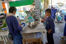 671230 สมุนพระรามแสดงร้องเพลง พิธีเปิดงานเพื่อฟ้าดิน คนมาดูงาน ทำ5ส ทำสวนบ่าย 329.jpg