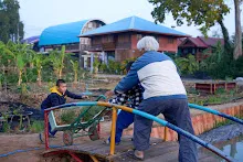 680121 สมุนพระรามยกกระถางต้นไม้แต่งสวน เปียหม่องทดลองเปิดน้ำตก 1.jpg