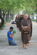 เดินบิณฑ์รอบสนามหลวง (40).JPG