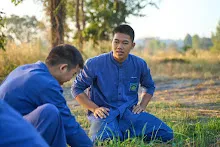 671217 สสธ.และชาวชุมขนไปถอนหญ้า แปลงหอมกระเทียม สวน 255 14.jpg