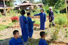 671230 สมุนพระรามแสดงร้องเพลง พิธีเปิดงานเพื่อฟ้าดิน คนมาดูงาน ทำ5ส ทำสวนบ่าย 213.jpg