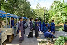 671228 สมุนพระรามเข้าค่าย เรียนการปรับปรุงพันธุ์พุทธรักษา เล่นเกมกินวิบาก พาทัวร์รถราง 295.jpg