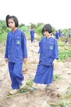 680616 สมุนพระรามไปขุดมันเทศริมมูลและเก็บเมล็ดถั่วลิสงเรี่ยดิน วันบวรกับชาวชุมชนกลุ่มสีส้ม 63.JPG