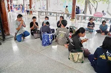 680703 เด็กสมุนพระรามนั่งรถไฟไปปฐมอโศก ร่วมงาน ๙๐ ปี ลุงจำลอง 21.jpeg