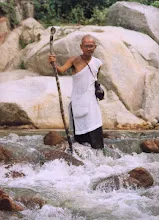 พ่อท่านในน้ำเชี่ยว.jpg
