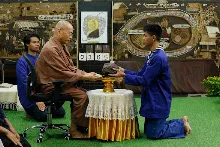 680411 พิธีรับกลด รุ่น กราบลาหลวงปู 8.jpeg