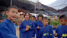 680410 สมุนพระรามนำต้นกล้าดอกไม้ที่เพาะไว้ออกขายเป็นครั้งแรกในตลาดอาริยะ 27.jpg