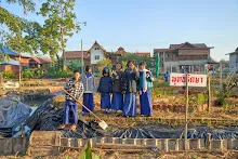 671221 เช้าสมุนพระรามดูแลสวน และขนหินทำน้ำตก บ่ายเล่นเกมกับครูโหน่ง 62.jpg