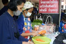 671124 สมุนพระราม ทำสลัดโรลแจก ที่โรงครัวกลาง 116.jpg