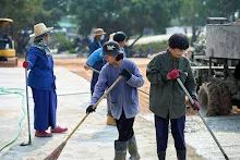 670204 ชาวบ้านราช คุ้มสีเหลือง +ส้ม+ม่วง เทปูนลานสู่สูญ ข้างโคกใต้ดิน 3.jpeg