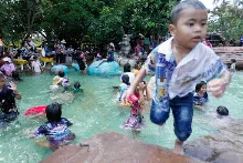 680414 คนมาเที่ยวน้ำตกผาแหงน  22.jpeg
