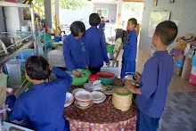 671230 สมุนพระรามแสดงร้องเพลง พิธีเปิดงานเพื่อฟ้าดิน คนมาดูงาน ทำ5ส ทำสวนบ่าย 322.jpg