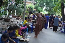 680705 เด็กสมุนพระรามตักบาตรที่ปฐมอโศก ร่วมงาน ๙๐ ปี ลุงจำลอง ไปพระปฐมเจดีย์เย็น 1.jpeg