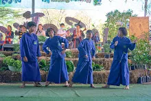 671230 สมุนพระรามแสดงร้องเพลง พิธีเปิดงานเพื่อฟ้าดิน คนมาดูงาน ทำ5ส ทำสวนบ่าย 306.jpg