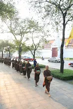 เดินบิณฑ์รอบสนามหลวง (49).JPG