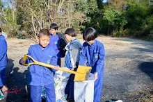 680608 สมุนพระรามเก็บเมล็ดพันธุ์ดอกไม้กินได้ที่สวน ไปขนดินปลูก 107.jpg