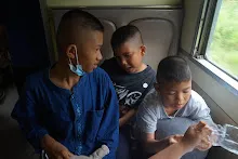 680703 เด็กสมุนพระรามนั่งรถไฟไปปฐมอโศก ร่วมงาน ๙๐ ปี ลุงจำลอง 151.jpeg